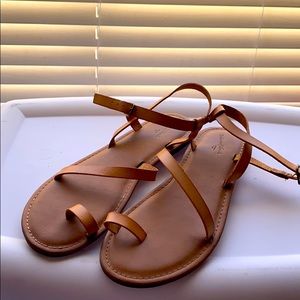 Flat shoes, strapped